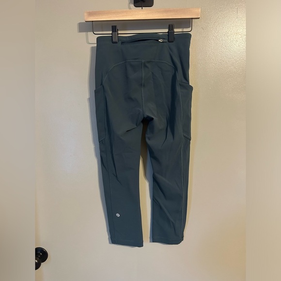 Lululemon speed up tight crop size 4 21 inch inseam - Picture 2 of 5